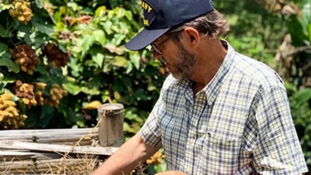 Juan David Hurtado descobriu que a análise dos dados climáticos e de elevação do campo ajudou a produzir uma melhor safra de café. 